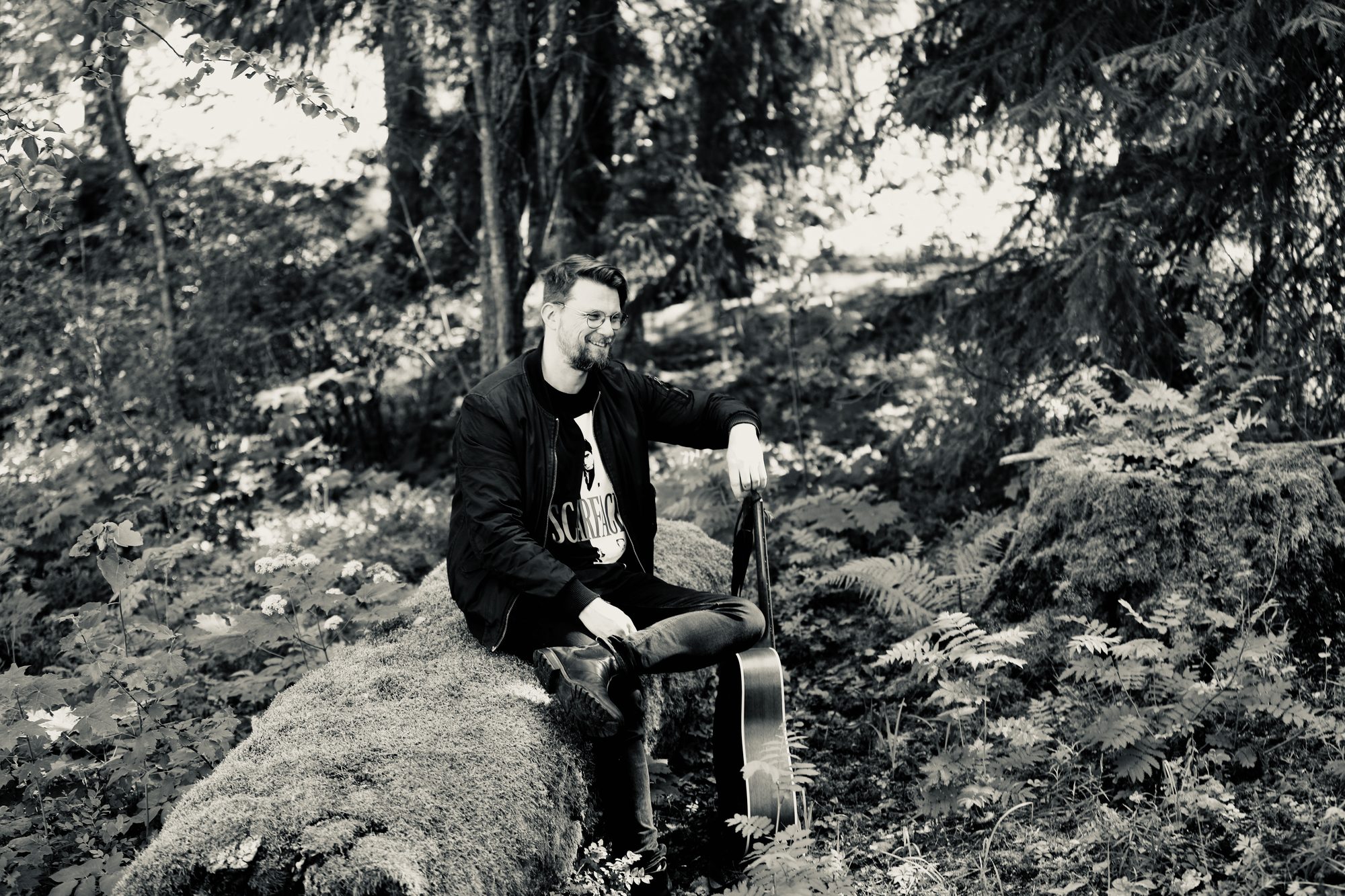 Jarkko Meretniemi istuu sammalkivellä