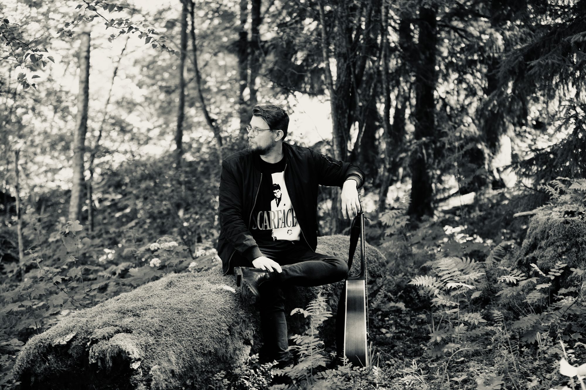 Jarkko Meretniemi sammalkivellä